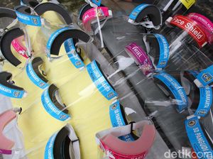 Ini Alasan Face Shield Saja Tak Cukup untuk Cegah Penularan Corona Ini Alasan Face Shield Saja Tak Cukup untuk Cegah Penularan Corona