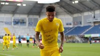 Sancho merayakan gol lewat kaus bertuliskan Justice for George Floyd. Atau Keadilan untuk George Floyd. (Foto: Lars Baron/Getty Images)