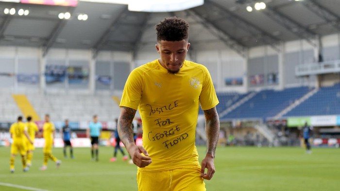 PADERBORN, GERMANY - MAY 31: Jadon Sancho of Dortmund celebrates after scoring his teams second goal  with a Justice for George Floyd shirt during the Bundesliga match between SC Paderborn 07 and Borussia Dortmund at Benteler Arena on May 31, 2020 in Paderborn, Germany. (Photo by Lars Baron/Getty Images)