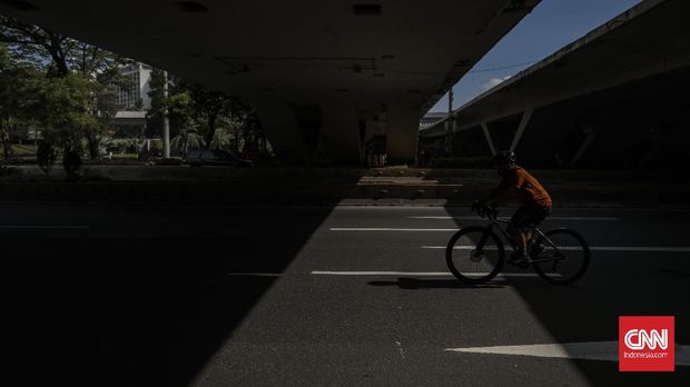 Pengendara sepeda melintas di kawasan Sudirman-Thamrin, Jakarta, Senin, 1 Juni 2020. Bersepeda menjadi alternatif olahraga bagi warga semenjak berlakunya status PSBB yang berdampak pada tutupnya sejumlah fasilitas olahraga di Jakarta. CNN Indonesia/Bisma Septalisma