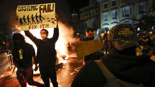 Malam Ricuh Demo Kematian George Floyd Demonstrators protest the death of George Floyd, Sunday, May 31, 2020, near the White House in Washington. Floyd died after being restrained by Minneapolis police officers (AP Photo/Alex Brandon)