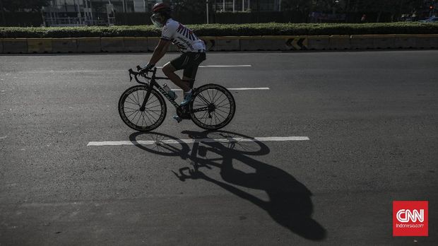 Pengendara sepeda melintas di kawasan Sudirman-Thamrin, Jakarta, Senin, 1 Juni 2020. Bersepeda menjadi alternatif olahraga bagi warga semenjak berlakunya status PSBB yang berdampak pada tutupnya sejumlah fasilitas olahraga di Jakarta. CNN Indonesia/Bisma Septalisma