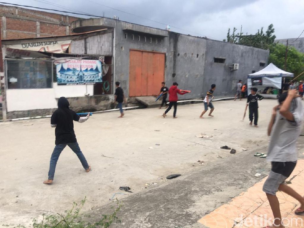 Video Puluhan Bocah Ribut Gegara Perang Senjata Mainan! Video Puluhan Bocah Ribut Gegara Perang Senjata Mainan!
