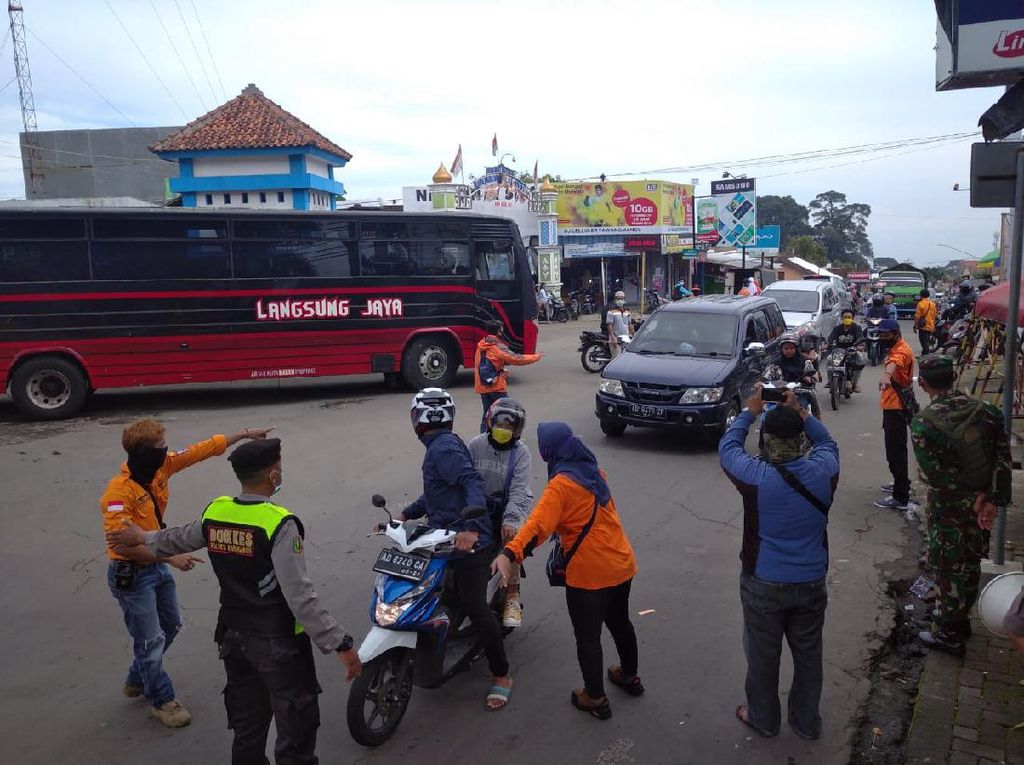 New Normal Belum Diterapkan, Tawangmangu Sudah Dijejali Wisatawan New Normal Belum Diterapkan, Tawangmangu Sudah Dijejali Wisatawan