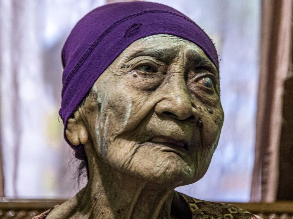 Potret Nenek 100 Tahun di Surabaya yang Berhasil Sembuh dari Virus Corona Potret Nenek 100 Tahun di Surabaya yang Berhasil Sembuh dari Virus Corona