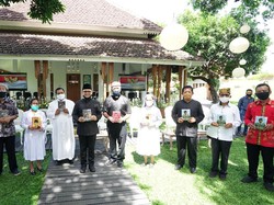 Bupati Anas Kembali Bagikan Paket Buku Bung Karno ke Lintas Agama