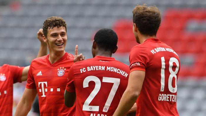 Pavard MUNICH, GERMANY - MAY 30: Benjamin Pavard, David Alaba and Leon Goretzka of Bayern Munich celebrate their sides second goal during the Bundesliga match between FC Bayern Muenchen and Fortuna Duesseldorf at Allianz Arena on May 30, 2020 in Munich, Germany. (Photo by Christof Stache/Pool via Getty Images)