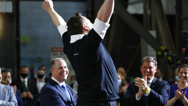 Astronaut NASA Sukses Diterbangkan, Elon Musk Kegirangan