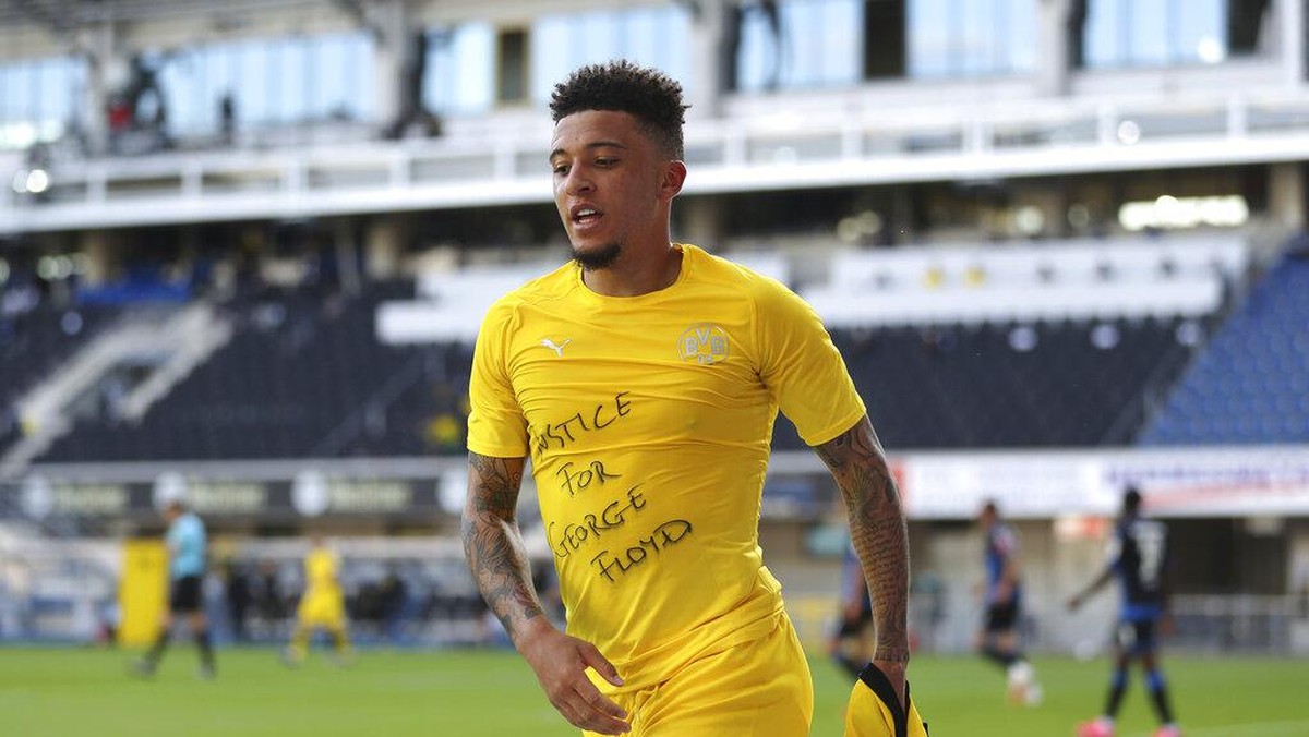 Sancho mendapat kartu kuning karena membuka bajunya. Foto: Lars Baron/Pool via AP
