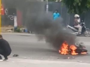 Sebuah Motor Hangus Terbakar Usai Kecelakaan di Caruban, Pengemudi Tewas