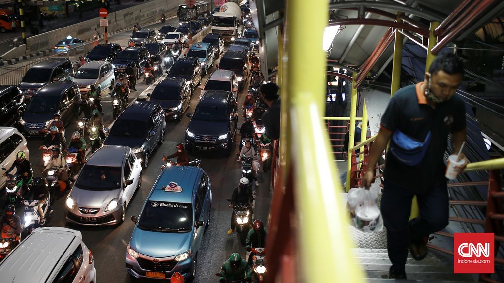 Jalan Macet saat PSBB Jelang New Normal kemacetan sudah terjadi di jalan Mampang Prapatan. Jakarta Selatan. Selasa (02/6/ 2020). Pemerintah masih memberlakukan PSBB sampai dengan tanggal 4 Juni 2020. CNN Indonesia/Andry Novelino)