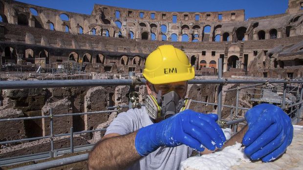 Colosseum Roma Kembali Dibuka A restorer works inside the Colosseum in Rome, Monday, June 1, 2020, during a press conference announcing the reopening to the public of one of Italy's most visited monument, after more of two months of lockdown for the coronavirus pandemics. The Colosseum, Palatine, Roman Forum and Domus Aurea reopens to the public on 1 June with some access restrictions for visitors. (AP Photo/Domenico Stinellis)