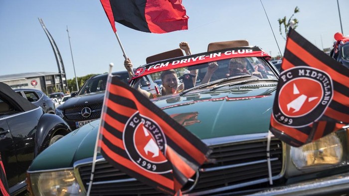 Spectators watch in their cars the drive-in football match between FC Midtjylland and AC Horsens at the MCH Arena in Herning, Denmark, on June 1, 2020 amid the restrictions due to the new coronavirus pandemic. (Photo by Mikkel Berg Pedersen / Ritzau Scanpix / AFP) / Denmark OUT