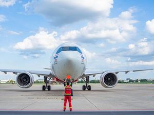 Tukang Parkir Pesawat: Gaji Kami Antara Rp 4-6 Juta