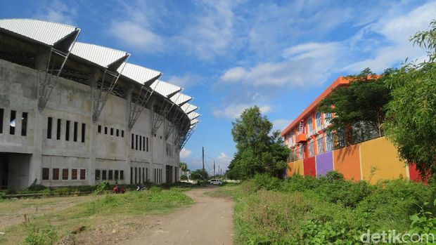 Penampakan Stadion Barombong yang kian terbengkalai.