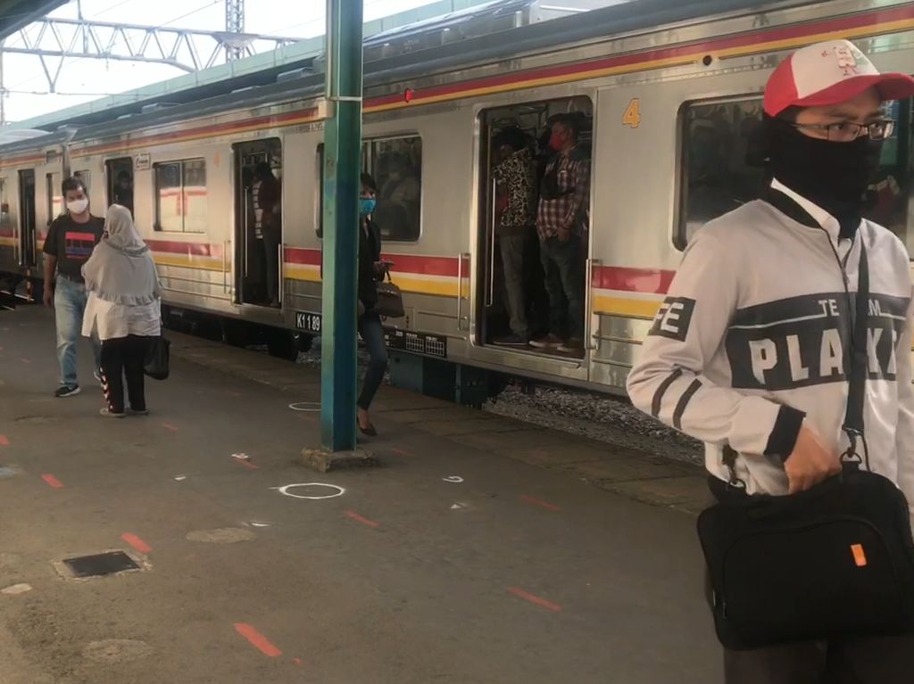 Suasana Stasiun Manggarai Jelang 2 Hari Berakhirnya PSBB DKI Suasana Stasiun Manggarai Jelang 2 Hari Berakhirnya PSBB DKI