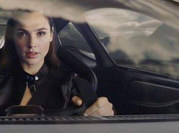 Potret Si Cantik Gal Gadot Beraksi dengan Jaguar Hingga Truk