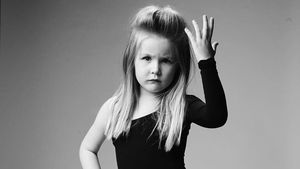 8 Foto Menggemaskan Anak 5 Tahun Tiru Gaya Penyanyi Dunia di Sampul Album