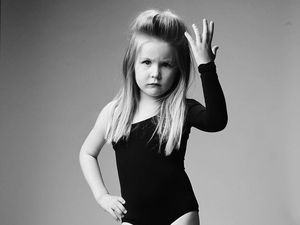 8 Foto Menggemaskan Anak 5 Tahun Tiru Gaya Penyanyi Dunia di Sampul Album