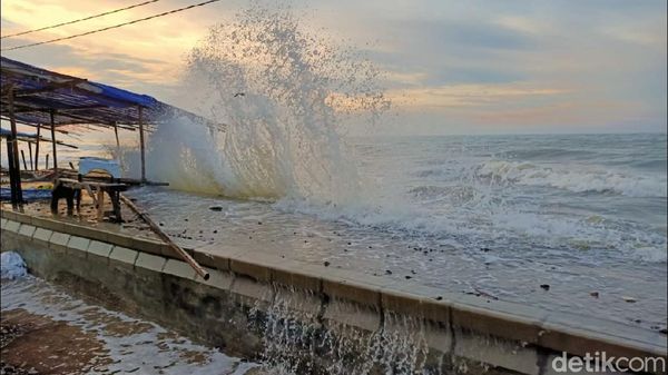 Gelombang Pasang Rendam Pemukiman Warga di Pekalongan