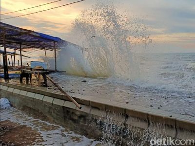 Gelombang Pasang Rendam Pemukiman Warga di Pekalongan