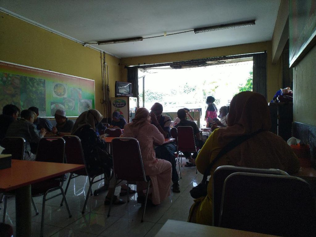 Layani Dine in, Tempat Makan di Bogor Ini Tak Patuhi Protokol Kesehatan Layani Dine in, Tempat Makan di Bogor Ini Tak Patuhi Protokol Kesehatan