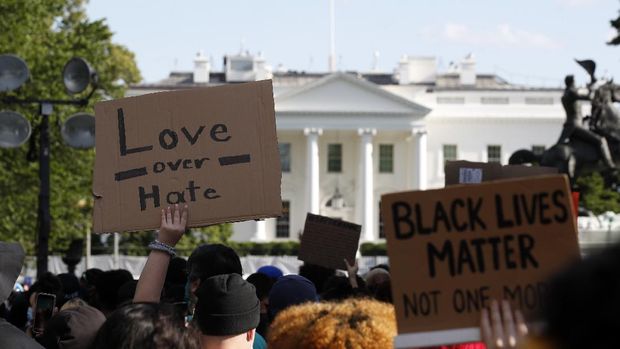 demo kematian George Floyd di gedung putih Demonstrators gather to protest the death of George Floyd, Sunday, May 31, 2020, near the White House in Washington. Floyd died after being restrained by Minneapolis police officers (AP Photo/Alex Brandon)