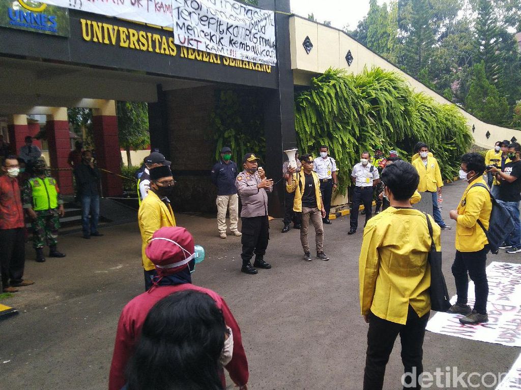 Mahasiswa Unnes Demo Soal UKT, Petugas Medis Sibuk Ingatkan Jaga Jarak