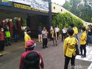 Mahasiswa Unnes Demo Soal UKT, Petugas Medis Sibuk Ingatkan Jaga Jarak Mahasiswa Unnes Demo Soal UKT, Petugas Medis Sibuk Ingatkan Jaga Jarak