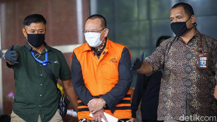 KPK mengumumkan penangkapan tersangka kasus suap-gratifikasi Rp 46 miliar, eks Sekretaris Mahkamah Agung (MA) Nurhadi dan menantunya, Rezky Herbiyono.
