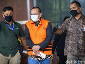 Penampakan Nurhadi Berompi Oranye dan Diborgol Penampakan Nurhadi Berompi Oranye dan Diborgol