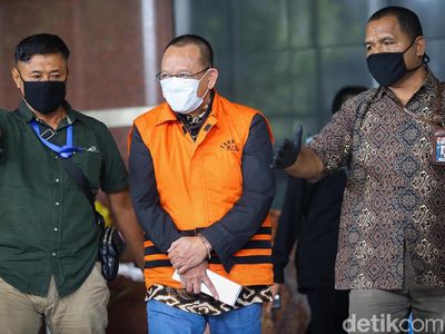 Penampakan Nurhadi Berompi Oranye dan Diborgol