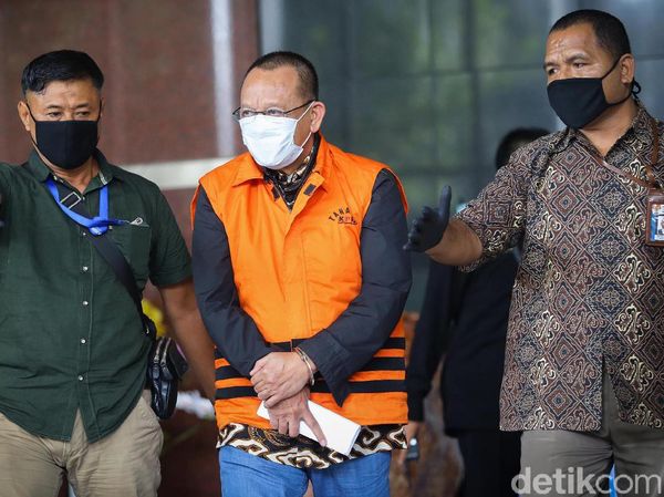 Penampakan Nurhadi Berompi Oranye dan Diborgol