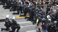 Momen Polisi AS Berlutut Dukung Demo Kematian Floyd