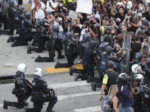 Momen Polisi AS Berlutut Dukung Demo Kematian Floyd