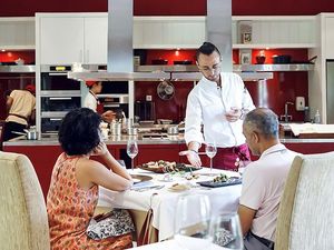 Terapkan Protokol Baru, Restoran Mosaic Kembali Menerima Tamu