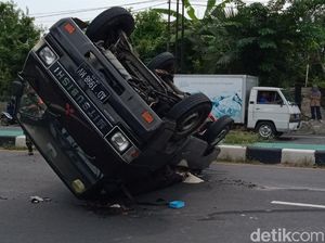 Nekat Numpang di Mobil Bak, Kecelakaan Nggak Kenal Jarak Dekat Nekat Numpang di Mobil Bak, Kecelakaan Nggak Kenal Jarak Dekat