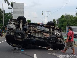 Kecelakaan Pikap Bermuatan Beras Terbalik di Jalan Yogya-Solo, Klaten
