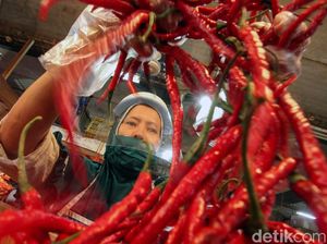 Lindungi Diri Pedagang Pakai Pelindung Wajah Lindungi Diri Pedagang Pakai Pelindung Wajah