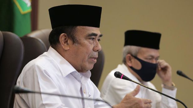 Menteri Agama Fachrul Razi didampingi Dirjen PHU Nizar Ali menyampaikan keterangan pers secara daring tentang Penyelenggaraan Ibadah Haji 1441 H di Jakarta, Selasa (2/6/2020). Pemerintah memutuskan untuk tidak memberangkatkan jemaah haji pada 2020 untuk melindungi WNI pada masa pandemi COVID-19. ANTARA FOTO/Humas Kementerian Agama/app/foc.