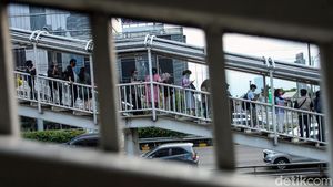 Penampakan Antrean Penumpang di Halte Bus TransJ