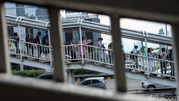 Penampakan Antrean Penumpang di Halte Bus TransJ