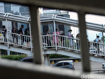 Penampakan Antrean Penumpang di Halte Bus TransJ