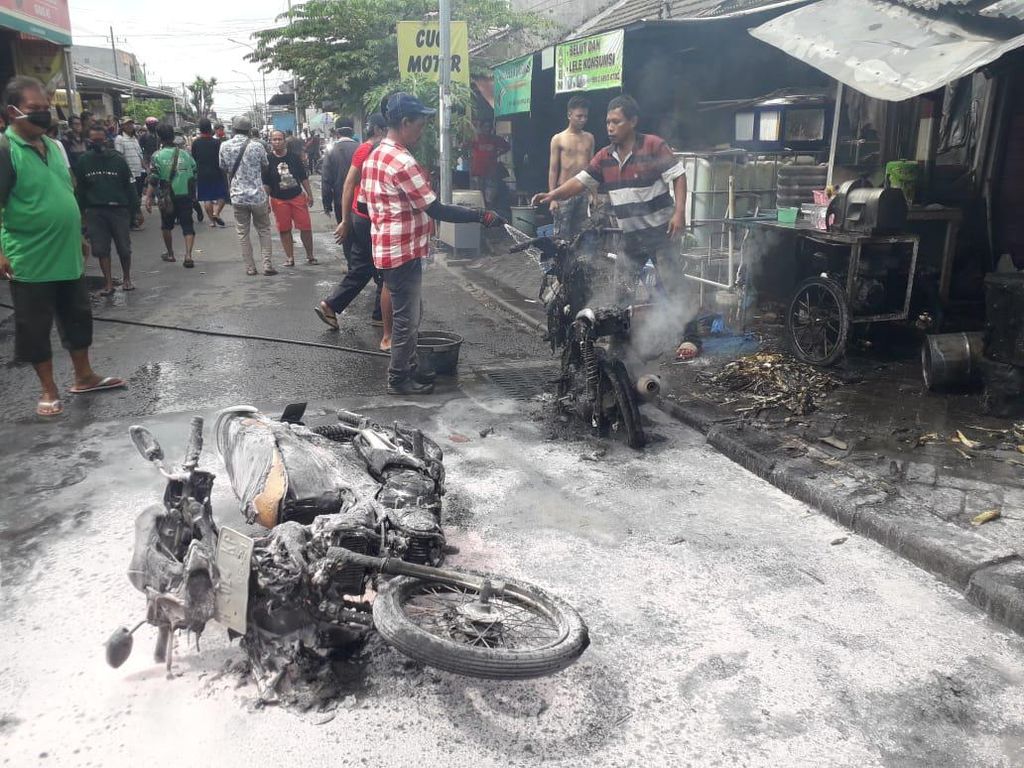 Mesin Penggiling Tebu Meledak Sambar Kios Bensin, 2 Orang Terluka Bakar Mesin Penggiling Tebu Meledak Sambar Kios Bensin, 2 Orang Terluka Bakar