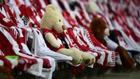 Boneka beruang ini memakai kaos pendukung FC Cologne.