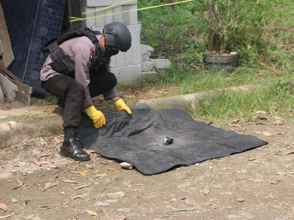 Gegana Polda Banten Amankan Peluru-Granat di Kontrakan Warga
