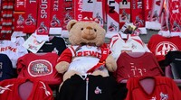 Boneka beruang ini duduk di tribun pada laga FC Cologne versus RB Leipzig di RheinEnergie Stadion, Jerman, Senin (1/6) waktu setempat.