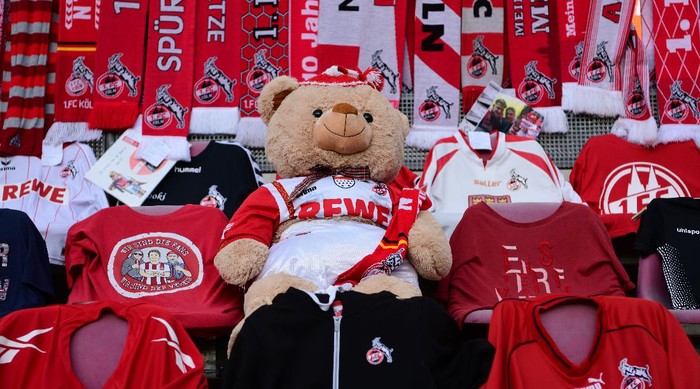 Boneka Beruang Ini Jadi 'Penonton' Laga FC Cologne Vs Leipzig COLOGNE, GERMANY - JUNE 01: Patrik Schick of Leipzig celebrates with team mates after scoring his sides first goal during the Bundesliga match between 1. FC Koeln and RB Leipzig at RheinEnergieStadion on June 1, 2020 in Cologne, Germany. (Photo by Ina Fassbender/Pool via Getty Images)