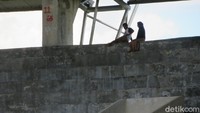 Di dalam stadion ada beberapa lokasi tribune yang dihuni oleh warga sekitar. (Foto: dok. Tim Detikcom)