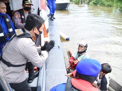 Kapolda Kalsel Sebar Bantuan 50 Karung Beras ke Warga Pesisir Sungai Barito